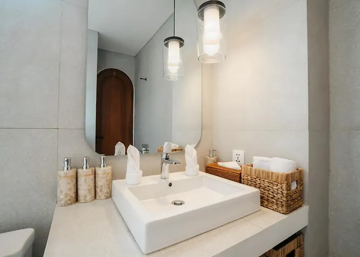 Layth - Modern 4br With Sunken Seating, * Canggu