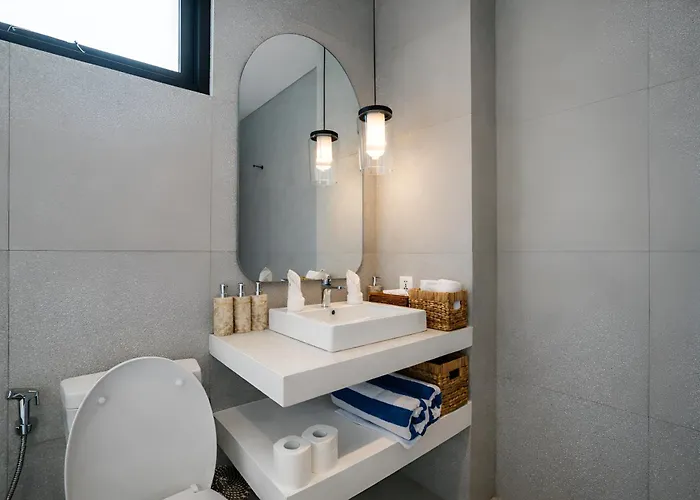 Layth - Modern 4br With Sunken Seating, Canggu
