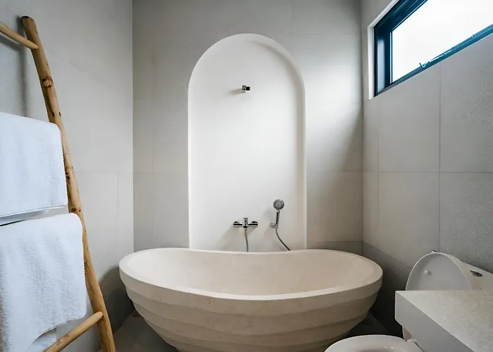 Layth - Modern 4br With Sunken Seating, *