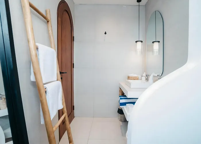 Villa Layth - Modern 4br With Sunken Seating, Canggu