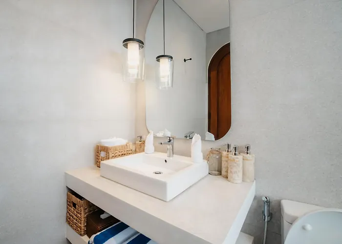 Layth - Modern 4br With Sunken Seating, Villa Canggu