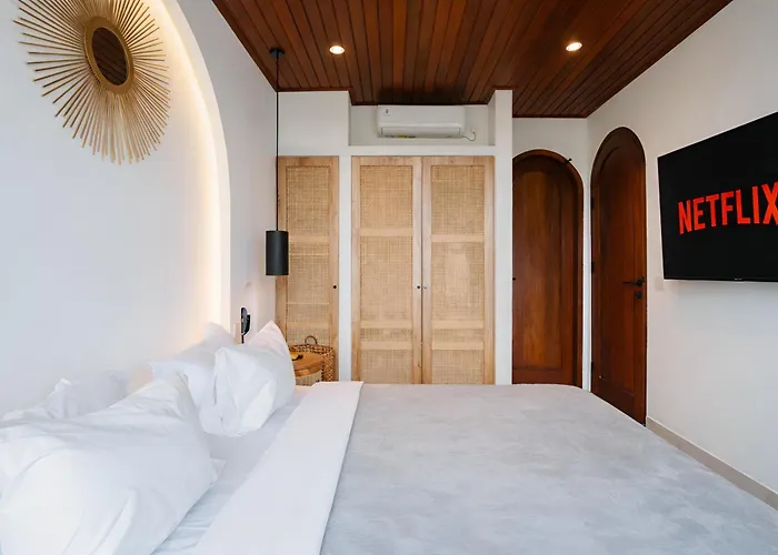 Layth - Modern 4br With Sunken Seating,